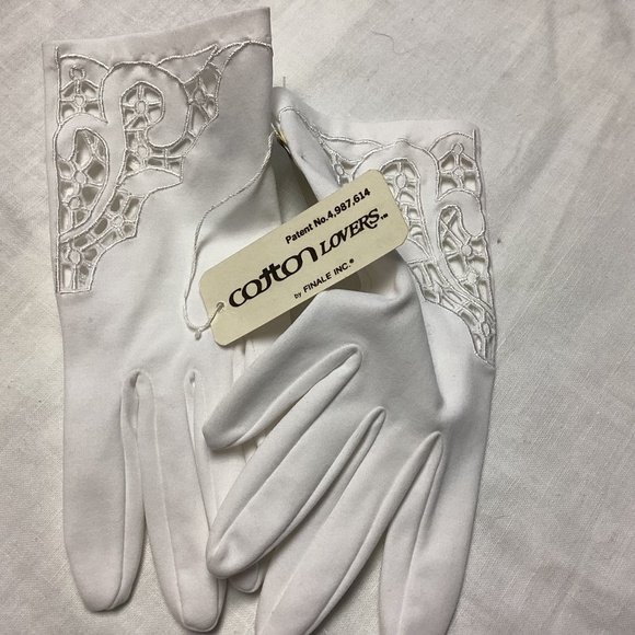 WOMENS white gloves CUT OUT DESIGN RARE INTRICATE WEDDING ? SPRING ? - Picture 3 of 10